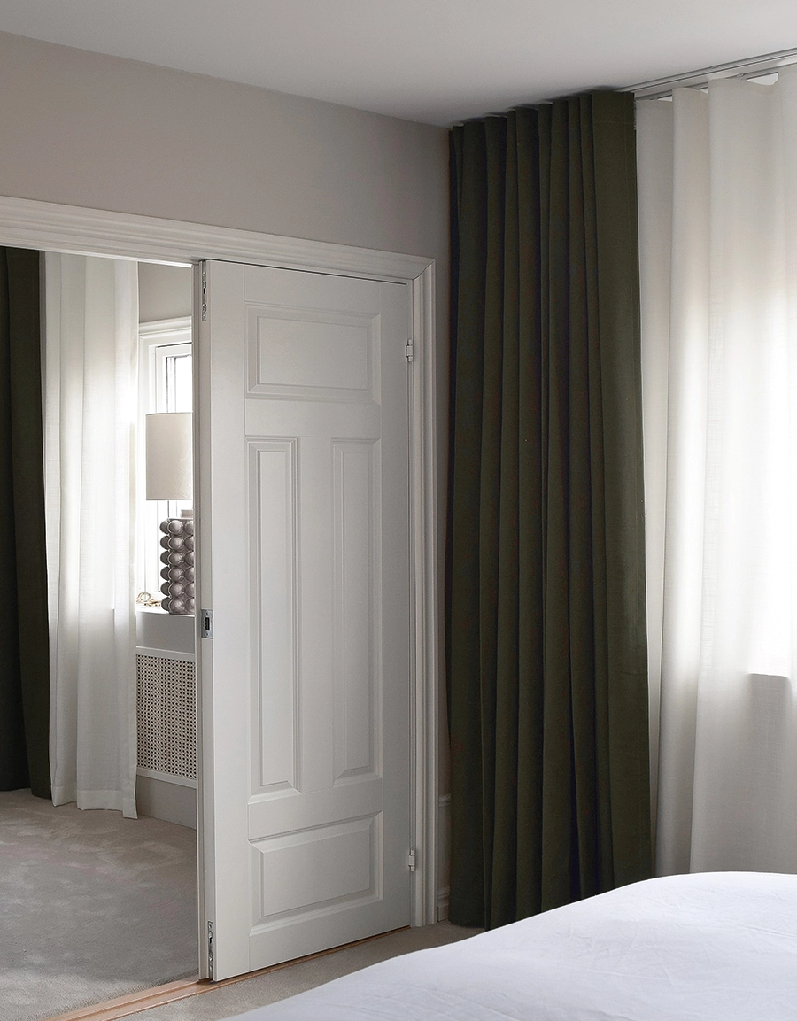 Hotellgardin Lina mörkgrön i sovrum.