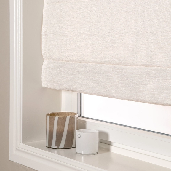 Hissgardin i bouclétyg i vitt