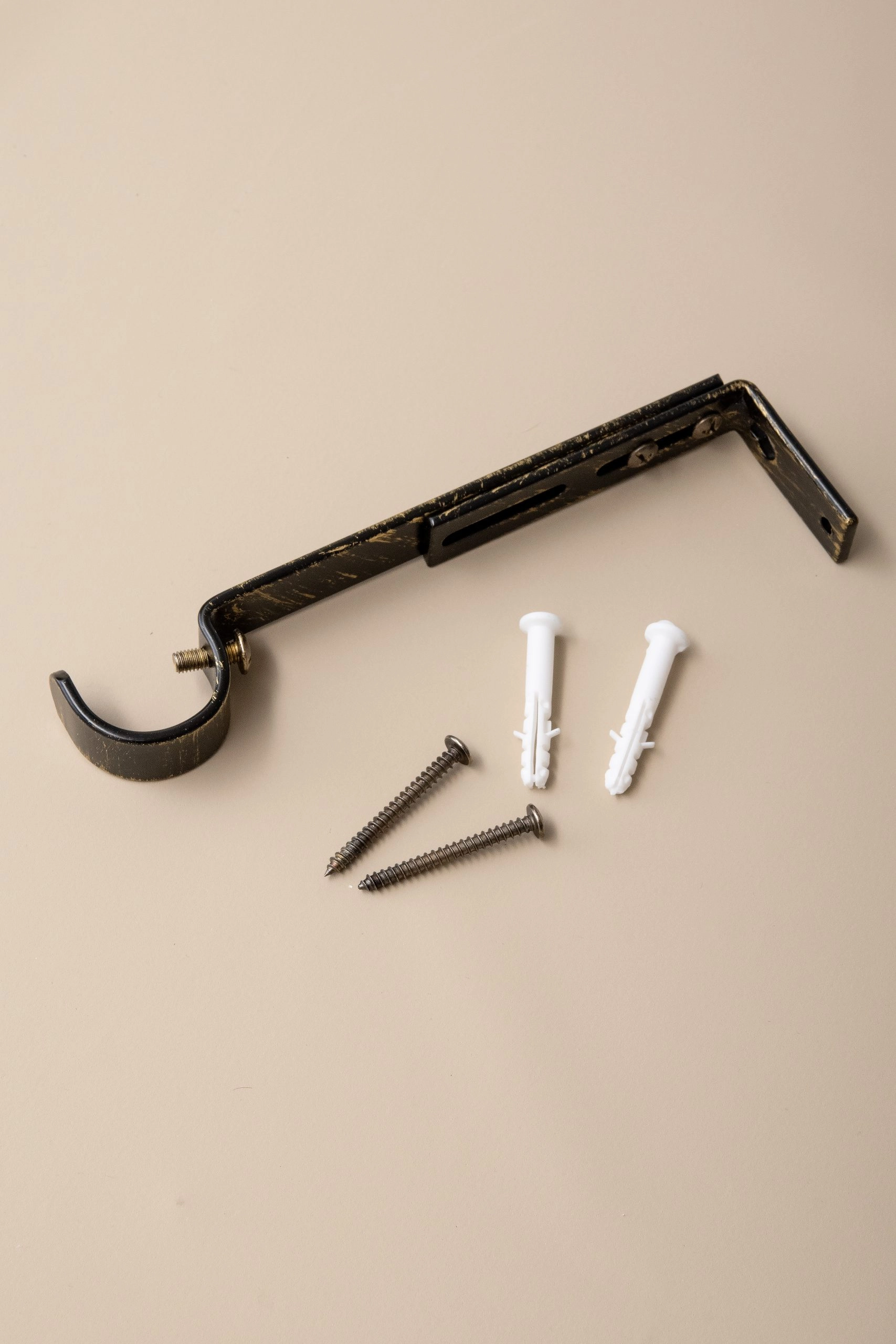 Väggfäste till gardinstång i svartguld