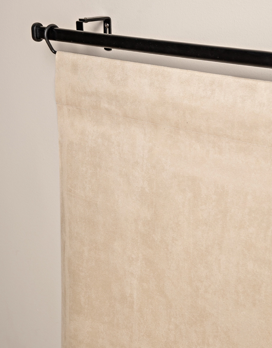 beige panelgardin med mockastruktur på gardinstång