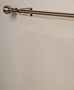 Närbild av grå transparent panelgardin