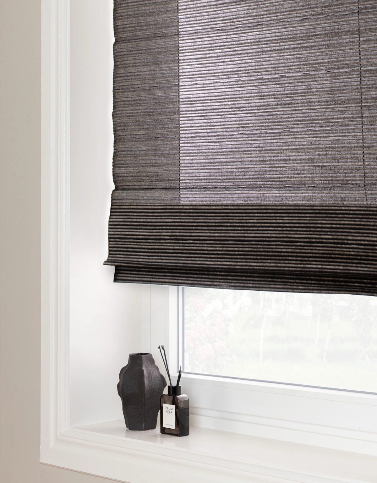 Hissgardin i grå och svart robust väv