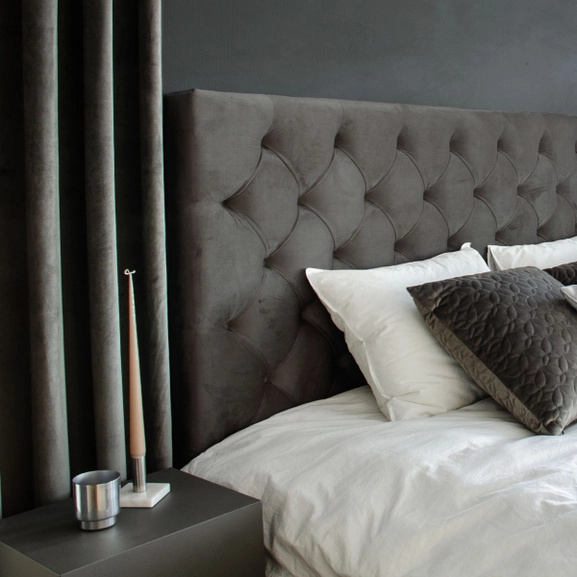 Sänggavel i mörkgrå sammet