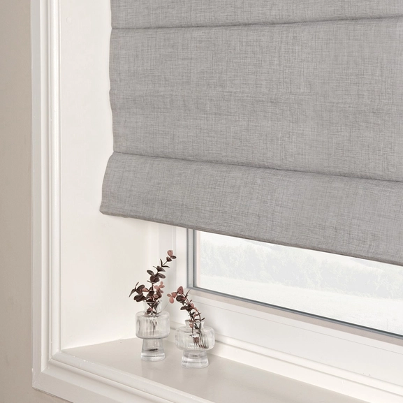 Ljusgrå, avskärmande hissgardin