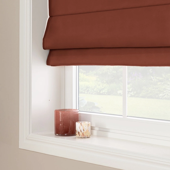 Roströd mörkläggande hissgardin