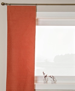 Orange panelgardin i mocka