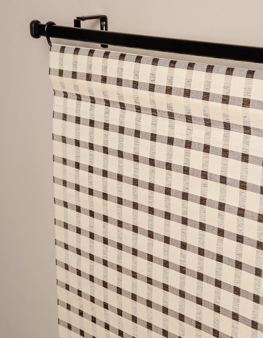 Närbild på rutig lantlig panelgardin