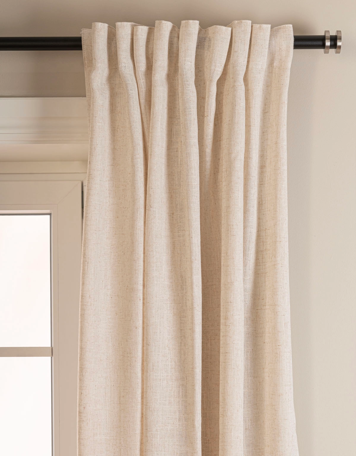 Svart gardinstång med beige gardin