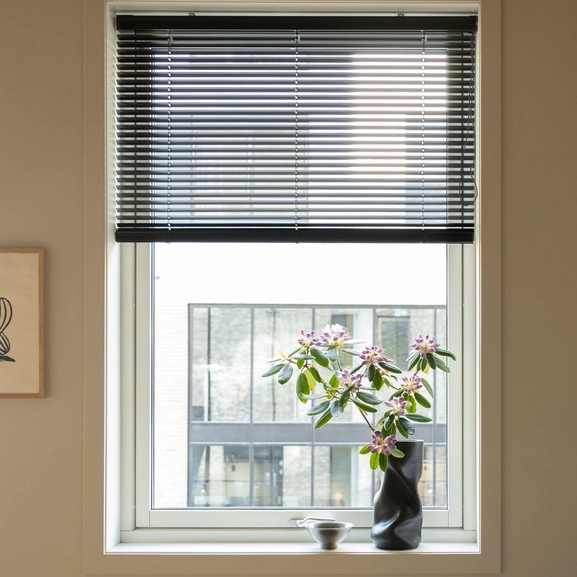 Skruvfri, svart persienn Tension