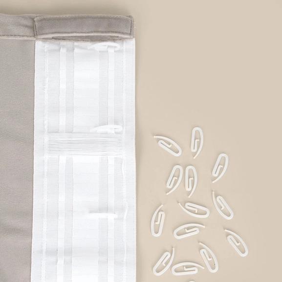 Rynkbandskrokar i comboband på gardin