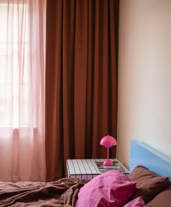 Mörkläggande roströd gardin