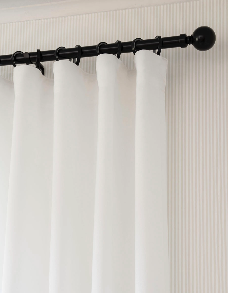 Svart gardinstång med rund knopp