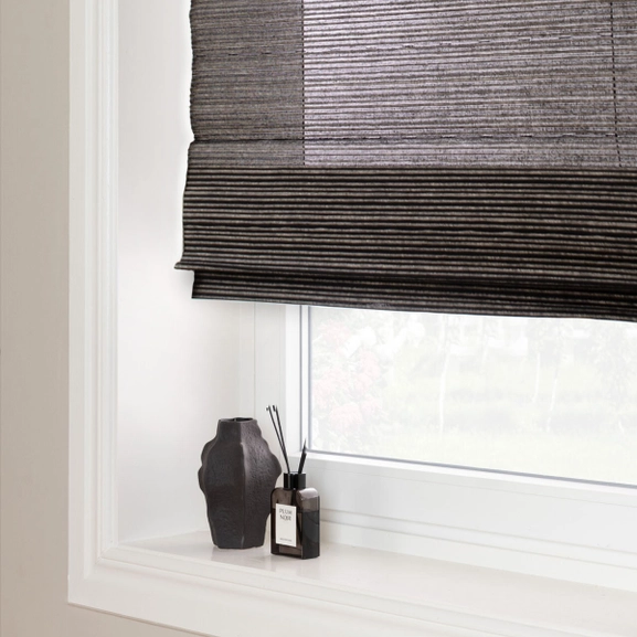 Hissgardin i grå och svart robust väv