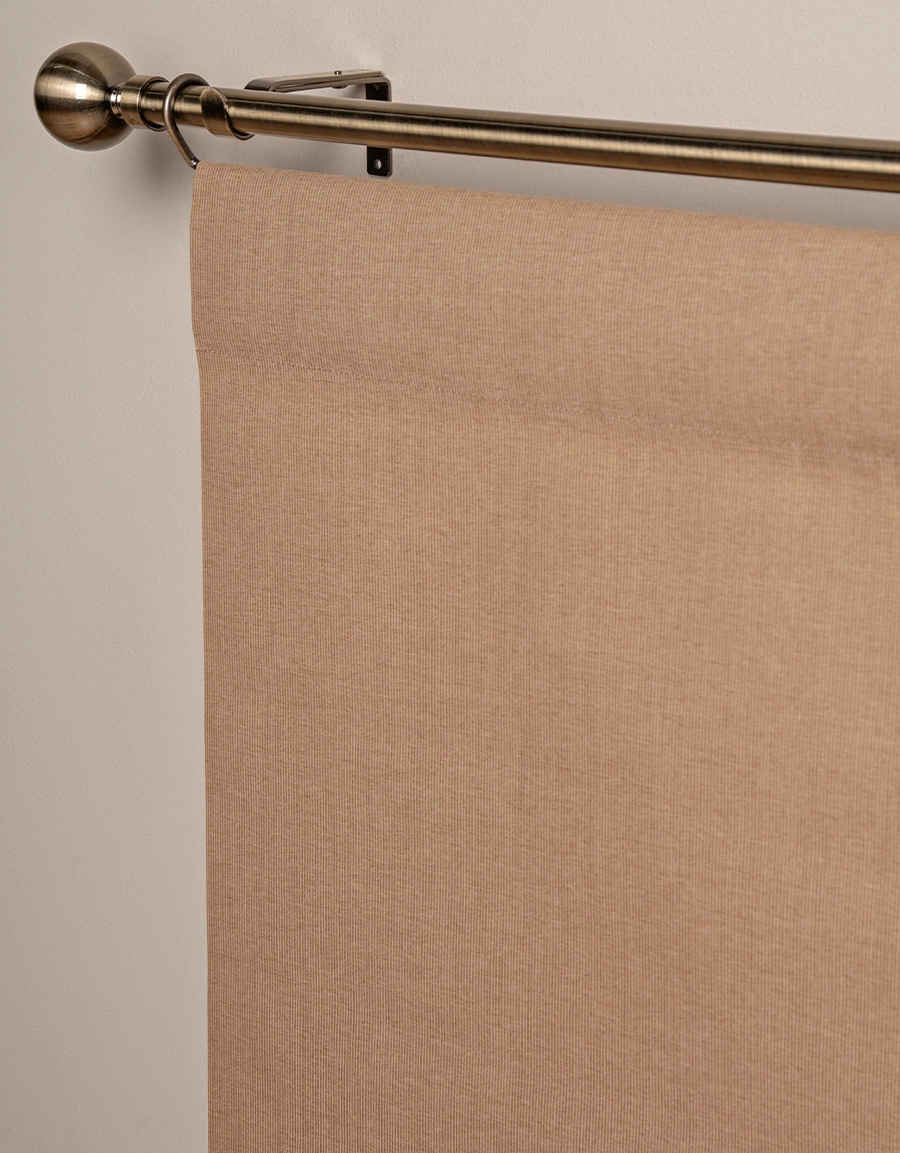 Närbild av brun panelgardin med struktur