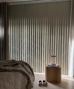 Mörkläggande lamellgardin, beige, i sovrum