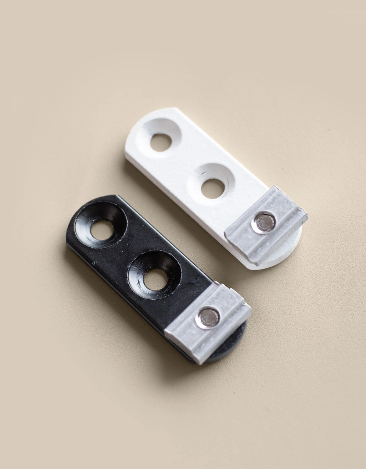 Svart och vitt takfäste till cabinskena