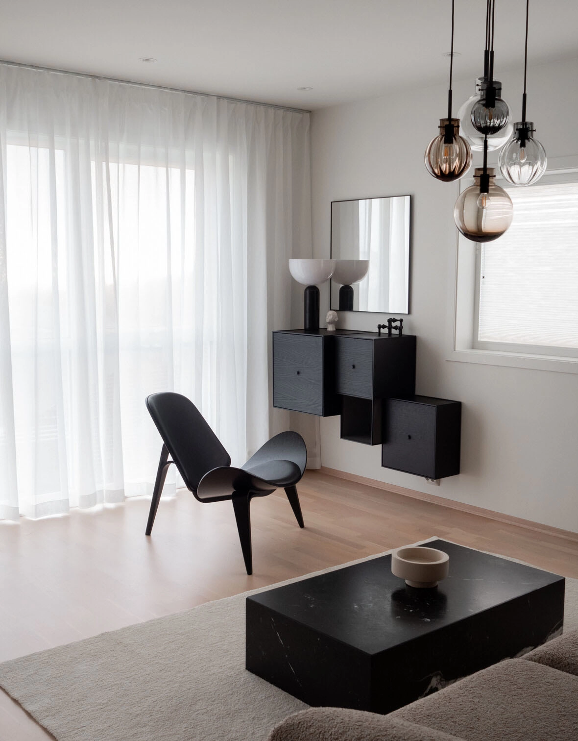 Vit skir gardin i vardagsrum