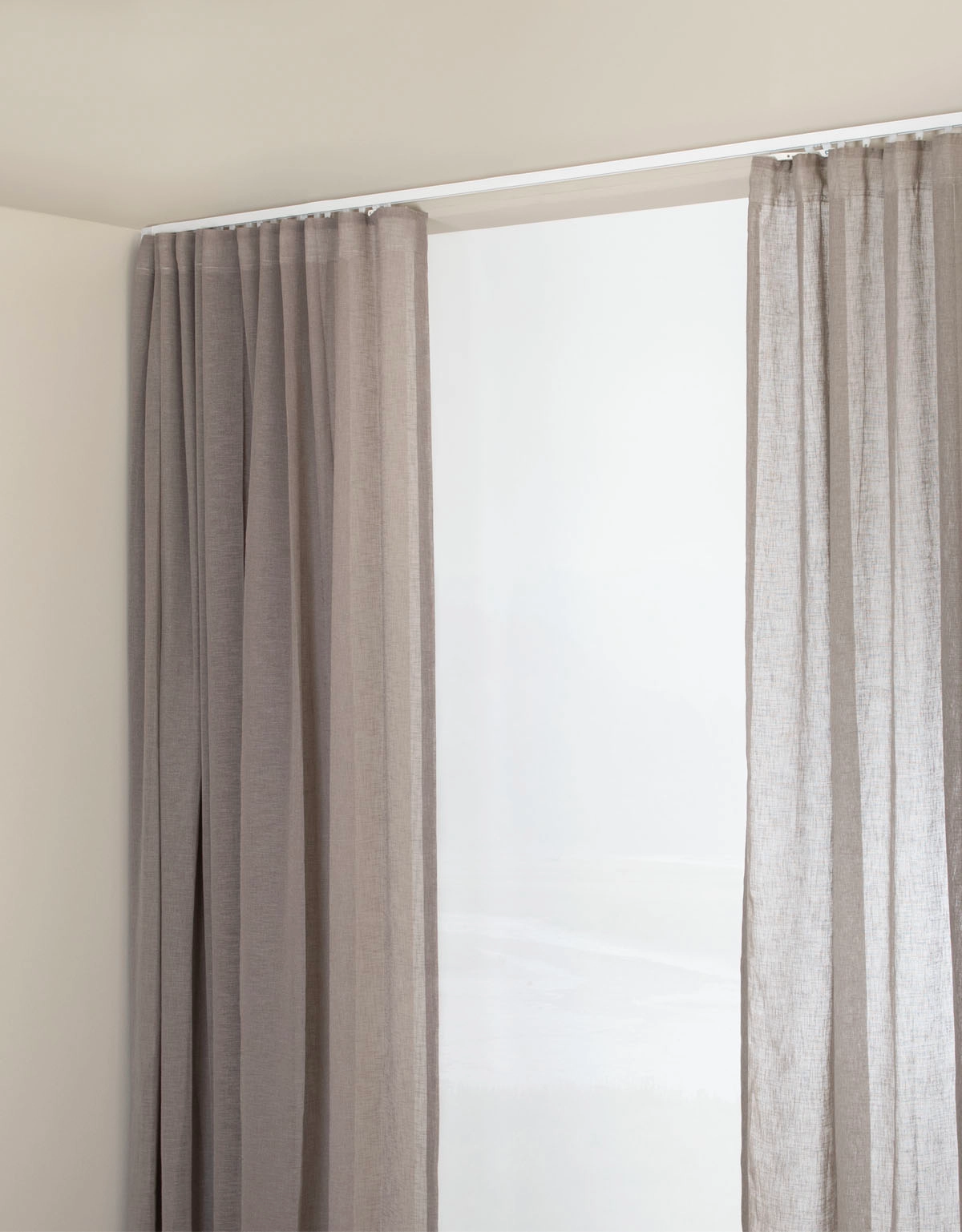 Vit, takmonterad lindagsskena