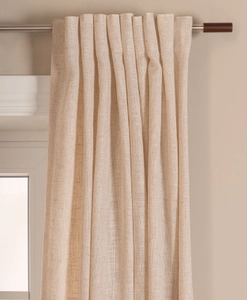 Kaffefärgad ändknopp i trä med beige gardin