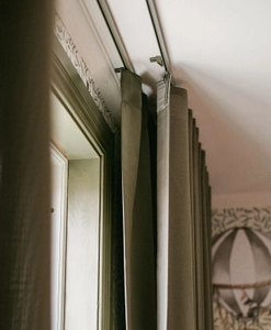 Gröna gardinskenor i dubbla rader