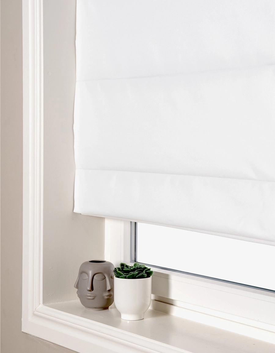 Mörkläggande vit hissgardin i fönster