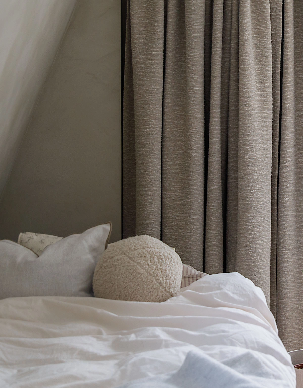 Mörkbeige gardin i bouclematerial