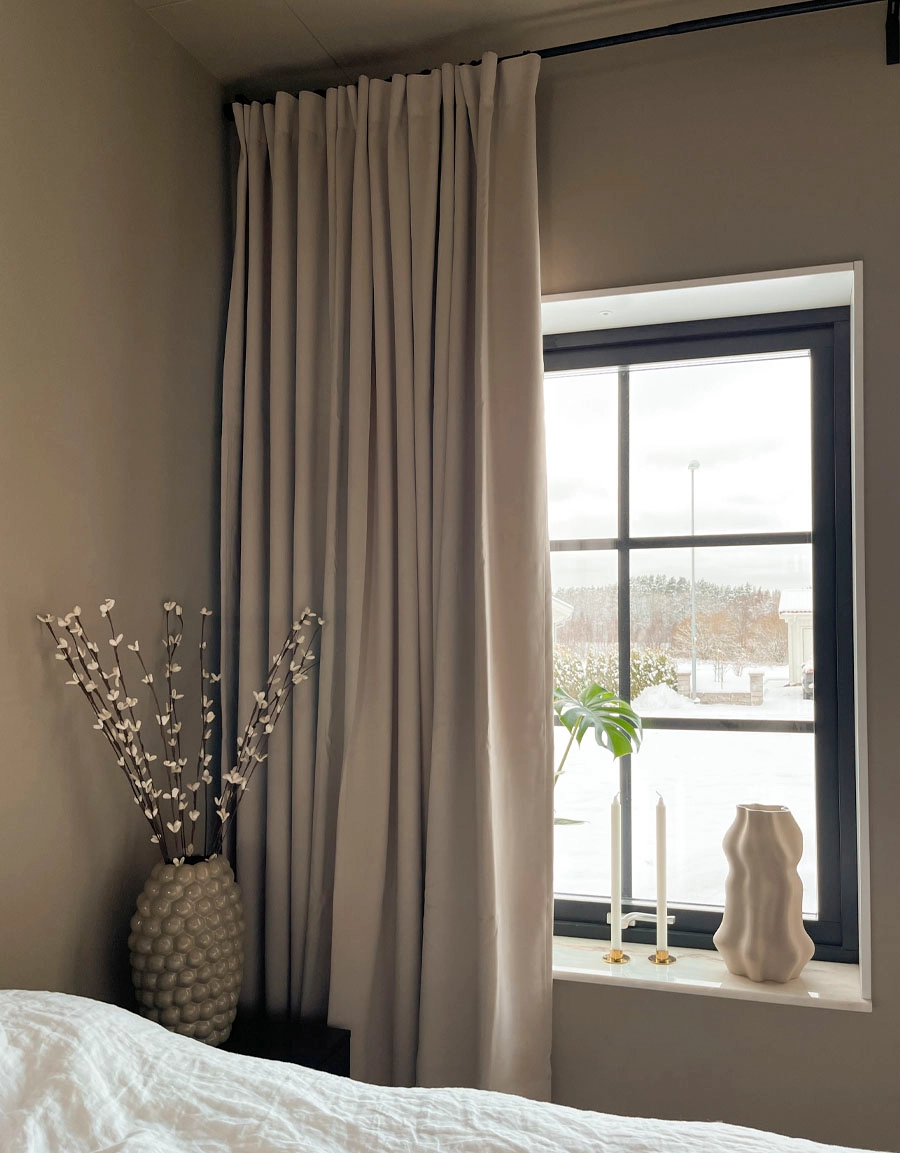 Mörkläggande beige gardin.