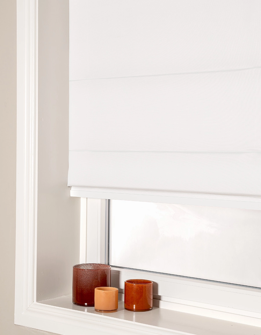 Mörkläggande vit hissgardin