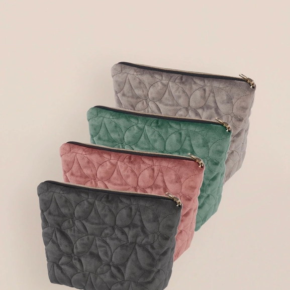 Neccessärer i kviltad sammet i olika färger