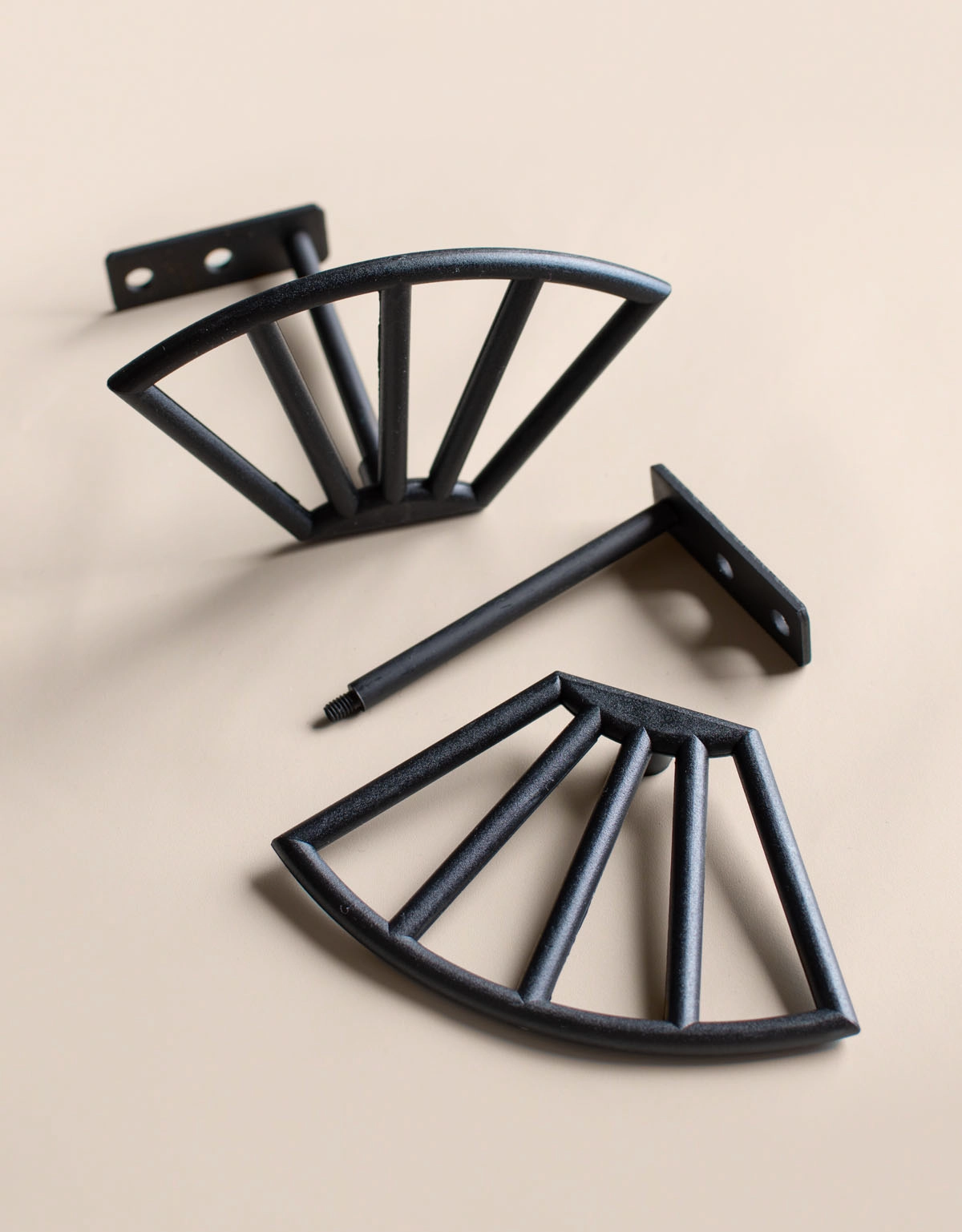 Svart omatgsfäste i solfjäderform