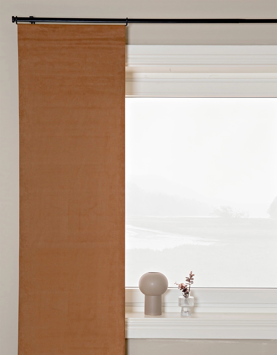 brun panelgardin med mockastruktur på gardinstång
