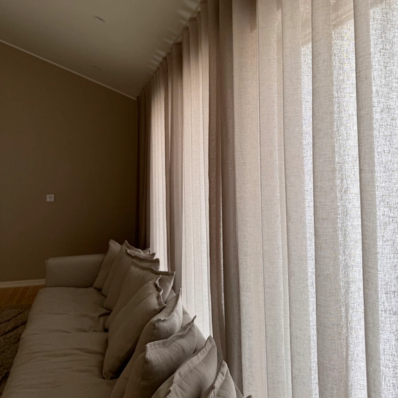 Beige avskärmande gardin Saga