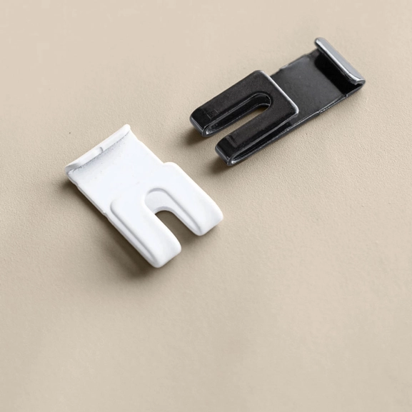 Vitt och svart takfäste till u-skena