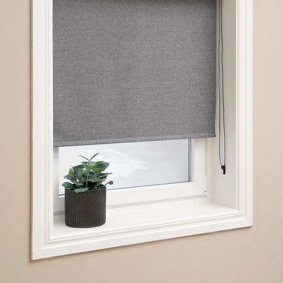 Mörkläggande rullgardin med textilkänsla