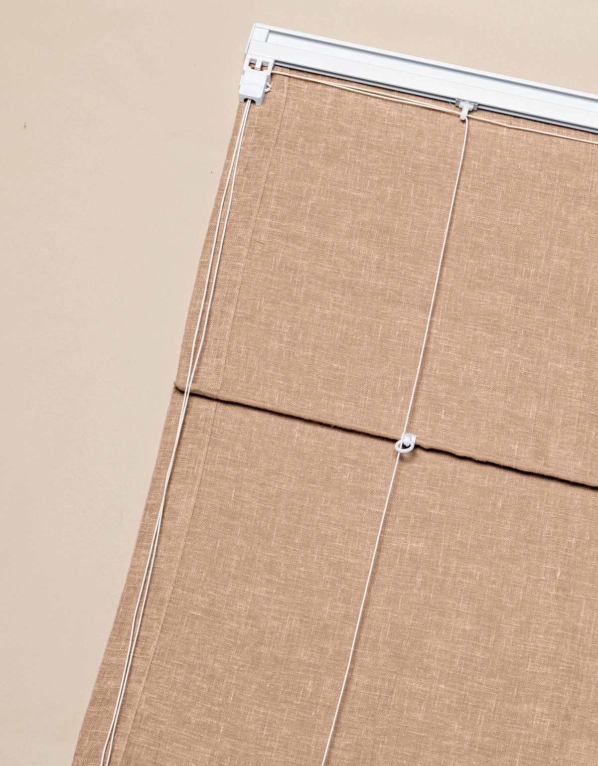 Baksidan av en hissgardin som visar mekanism med lina