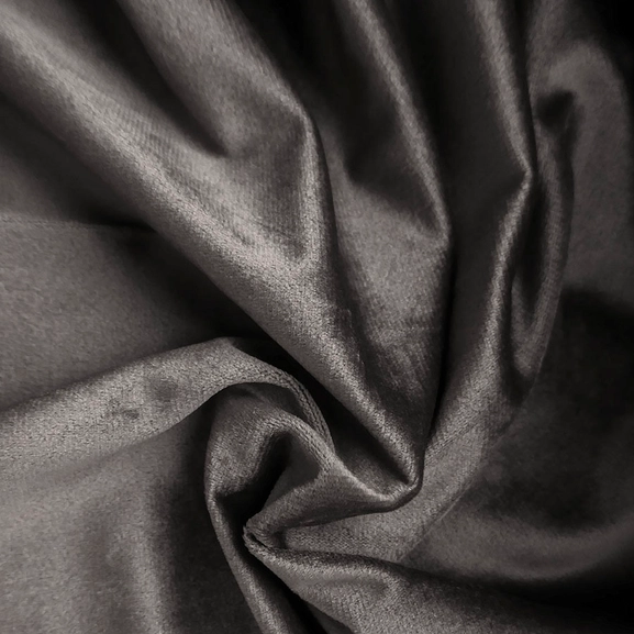 Närbild på gardintyg i mörkgrå sammet