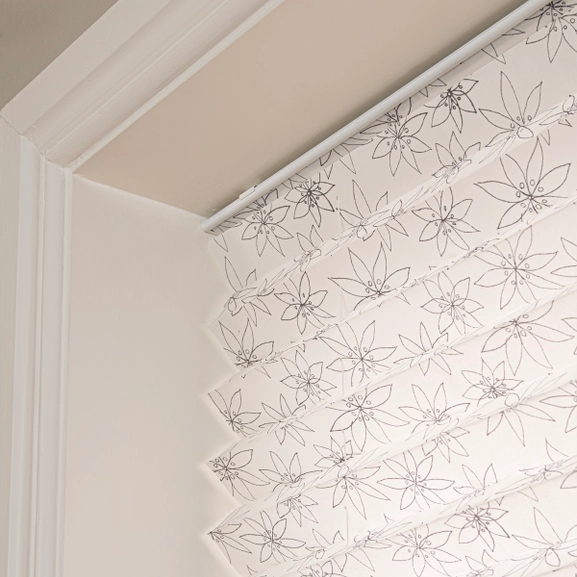 Blommig, avskärmande plisségardin