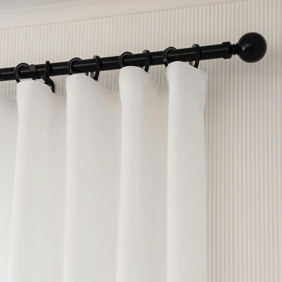 Svart gardinstång med rund knopp