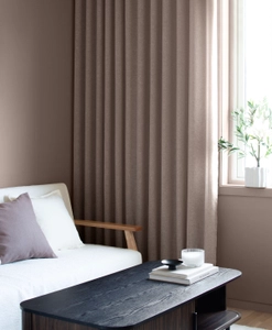 Greige gardin i vardagsrum