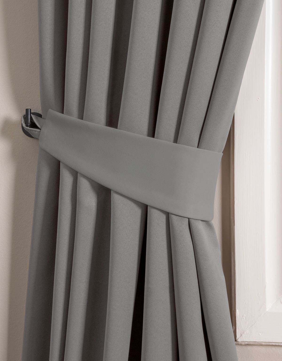 Grå gardin med matchande omtag i tyg