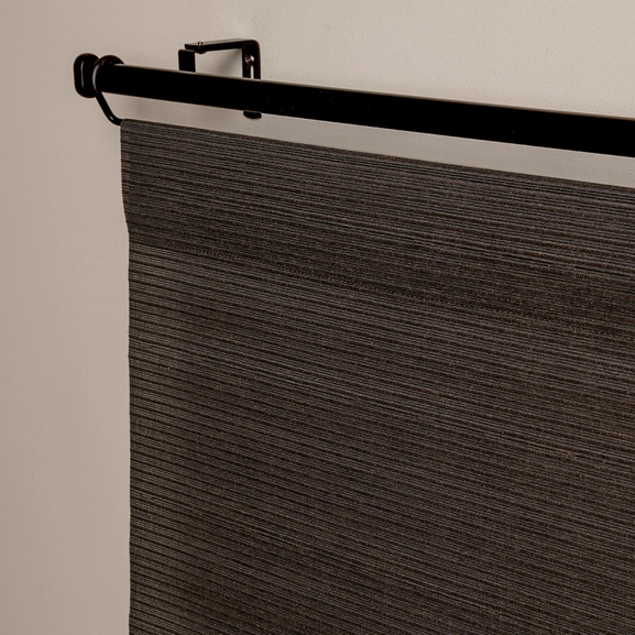 Närbild på mörkbrun panelgardin med struktur