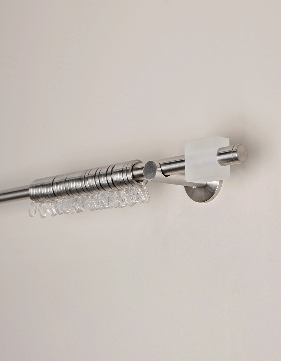 Gardinstång i rostfritt stål med dekorativ stångdekor