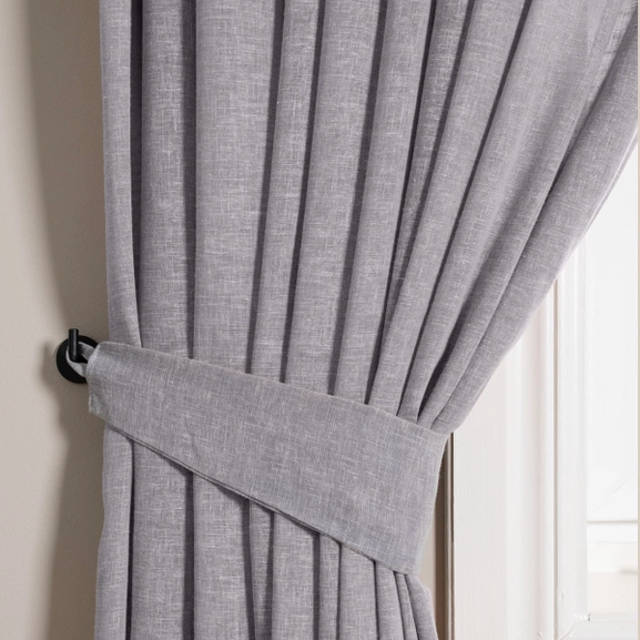 Grå gardin med matchande gardinomtag