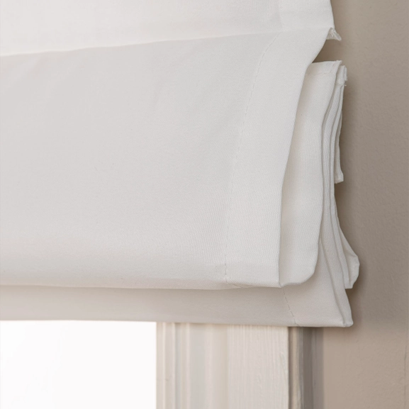 Närbild på vit hissgardin