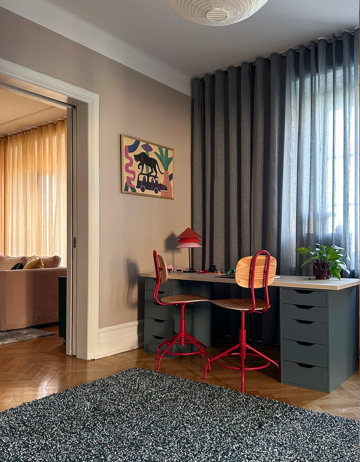 Blå gardin i kontor i en retrostil