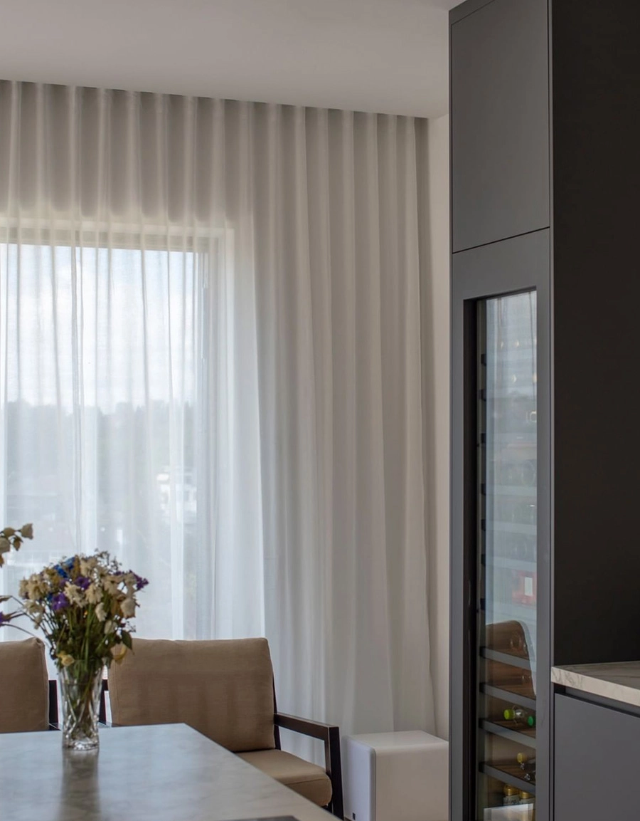 Vita gardiner i kök