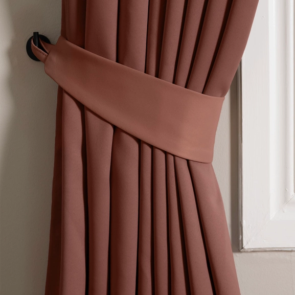 Roströd gardin med matchande omtag i tyg