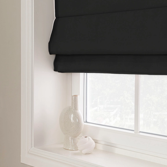 Mörkläggande svart hissgardin