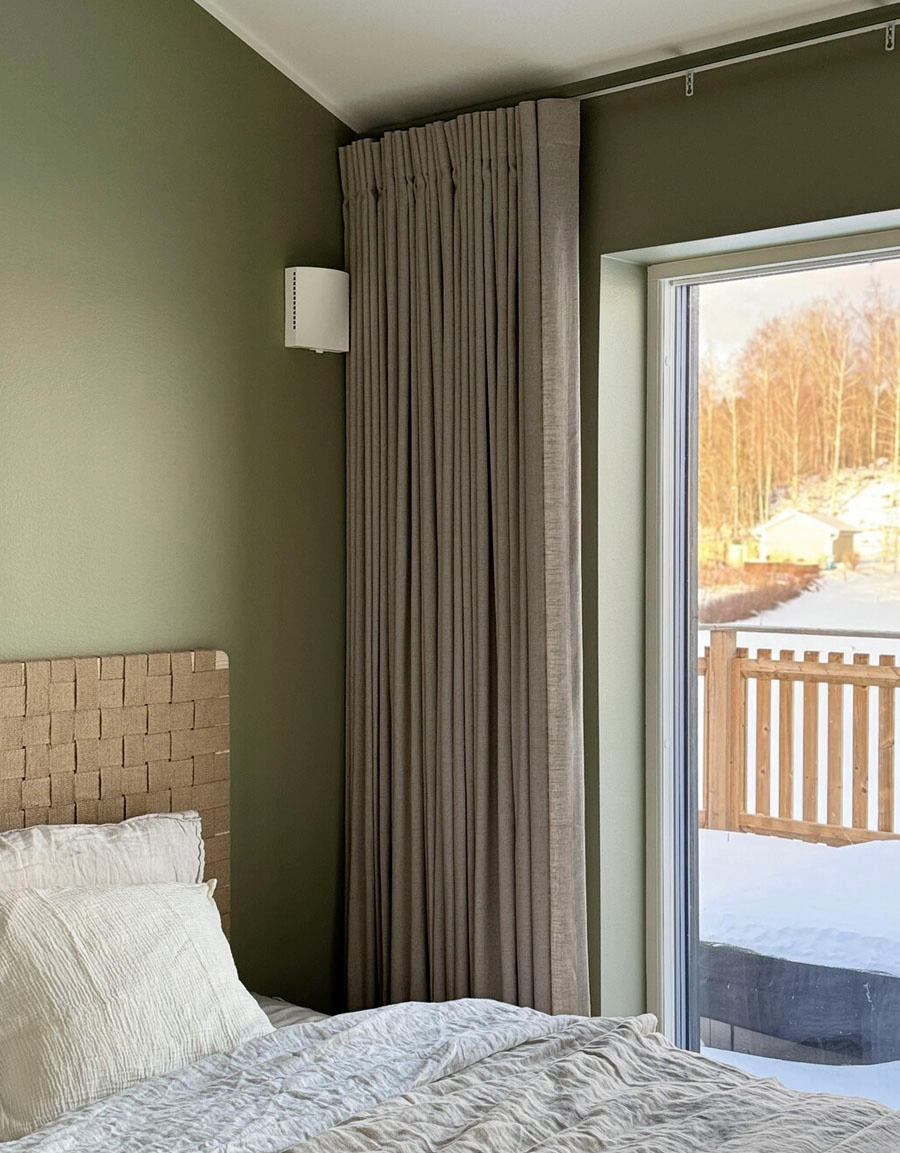 Gråmelerad gardin Lina på grön gardinskena