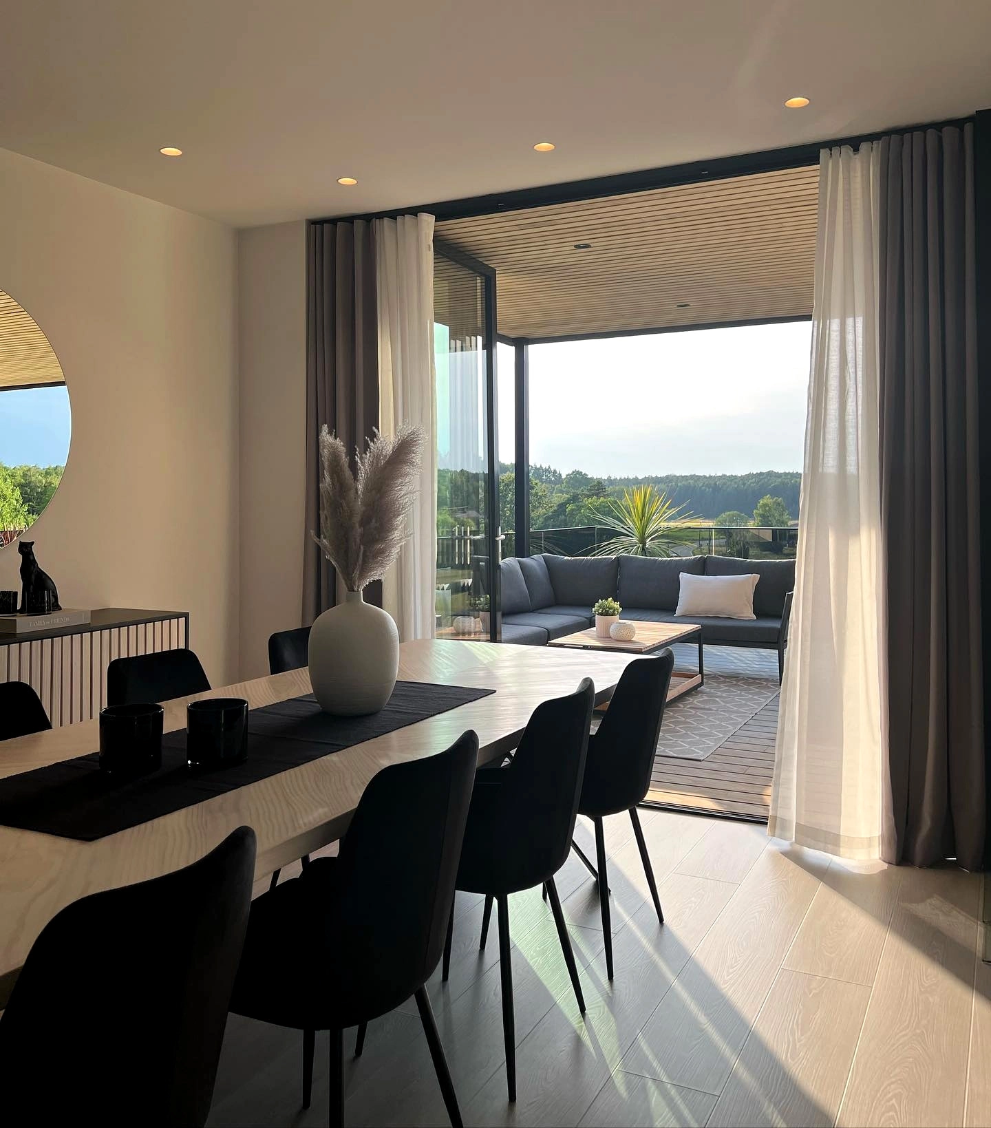 Hotellgardiner framför balkongdörr